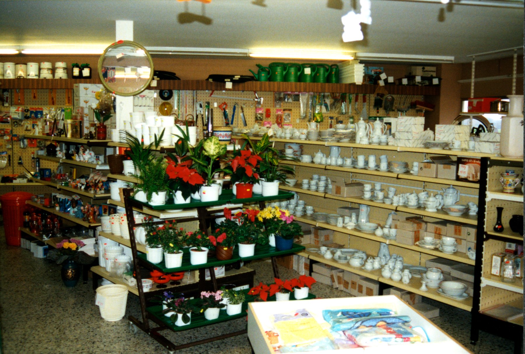 7 Edeka Regale mit Porzelan