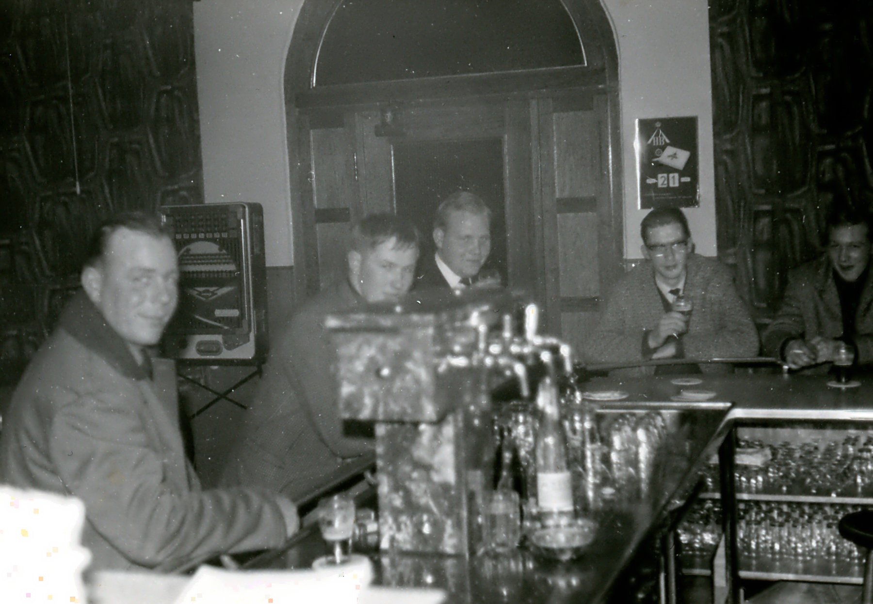 11 Gaeste am Tresen